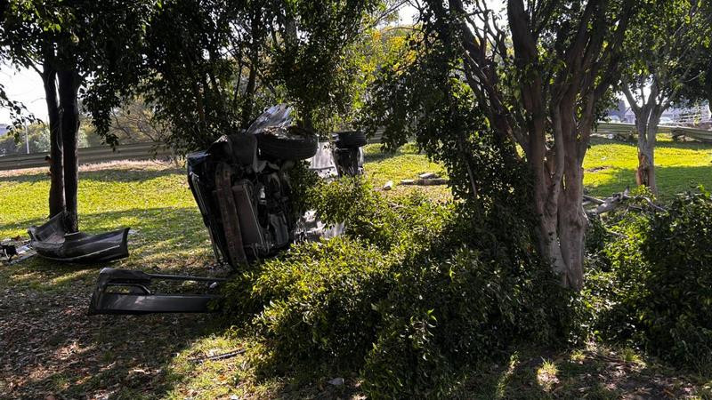 Vuelca auto en la incorporación de la autopista 57 a Paseo Constituyentes en Querétaro 