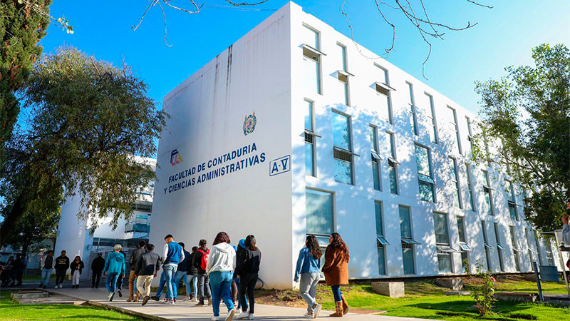 UMSNH pone al alcance de las y los egresados del área económico administrativa opciones para seguirse preparando 