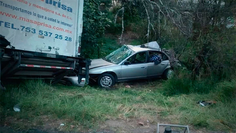 Choque vehicular en Ciudad Hidalgo, Michoacán, deja dos jóvenes sin vida 
