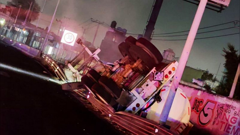 Por ir en exceso de velocidad, vuelca pipa con amoniaco en la autopista México-Pachuca 