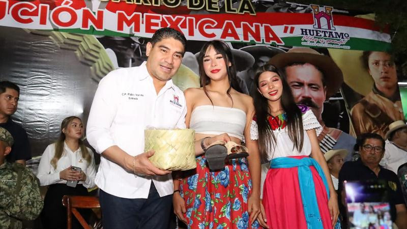 El centro de Huetamo abarrotado por más de 20 mil personas este 20 de noviembre 