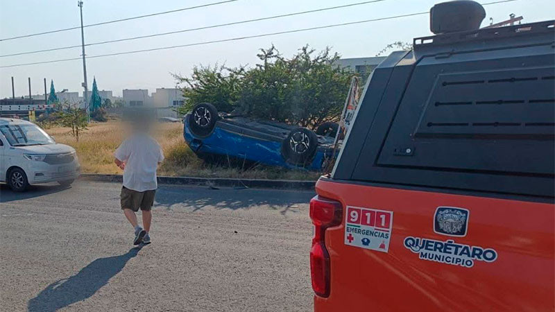Exceso de velocidad ocasionó la volcadura de un auto en Cumbres del Lago del municipio de Querétaro 