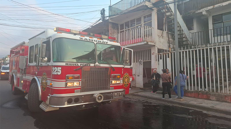 Bomberos de Zitácuaro, Michoacán combaten incendio de vivienda; solo hubo daños materiales  