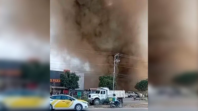 Incendio termina con una tienda de autoservicio en Puerto Vallarta, Jalisco 