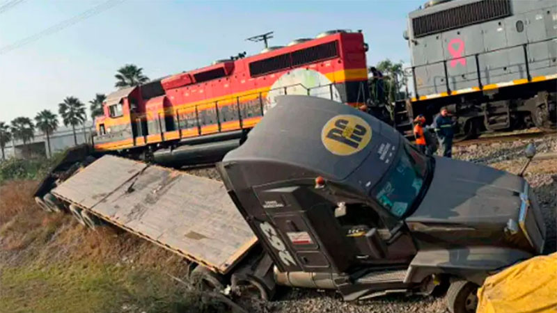 Tráiler intenta ganarle el paso al tren y provoca accidente en Apodaca, Nuevo León 
