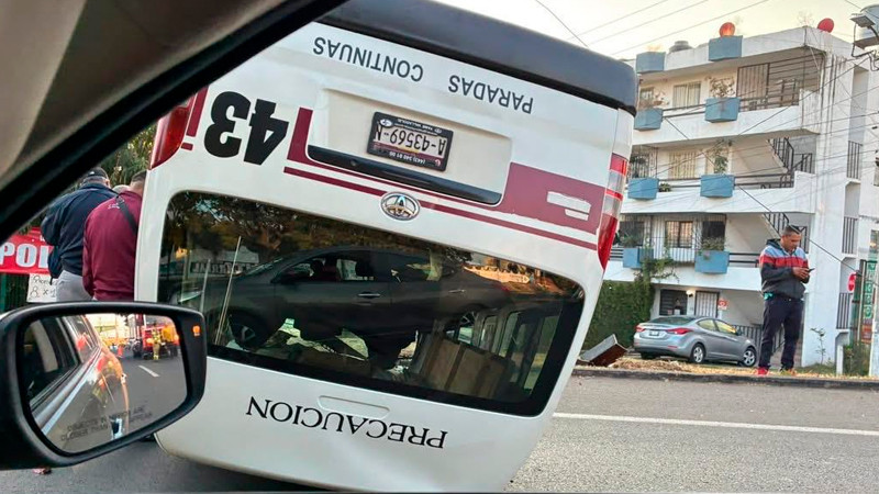 Vuelca combi de la ruta Guinda en el Libramiento de Morelia; no hay lesionados 