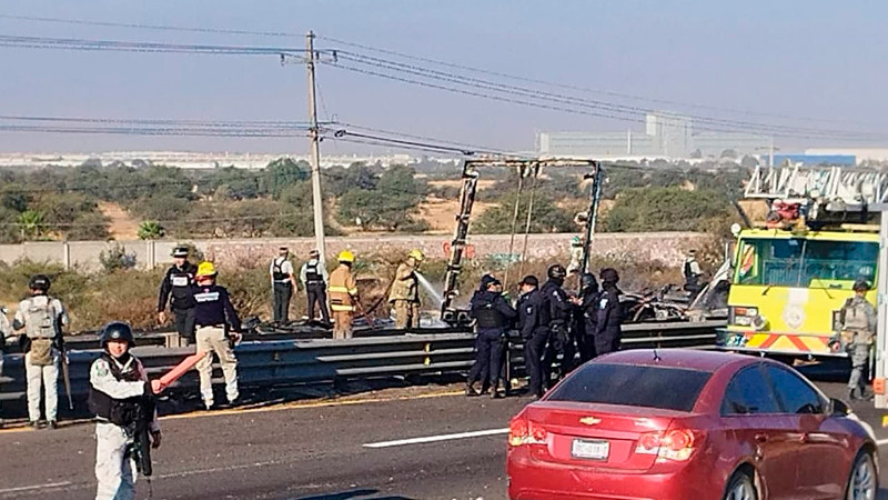 Dos muertos y tres lesionados deja accidente múltiple en la carretera Silao–Irapuato 