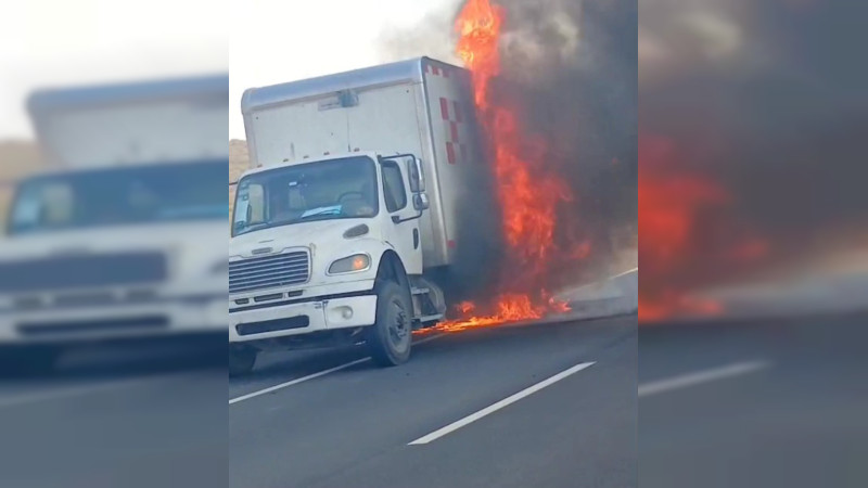 Camión de carga arde en plena Autopista de Occidente, en Michoacán; lo atribuyen a fallo mecánico  