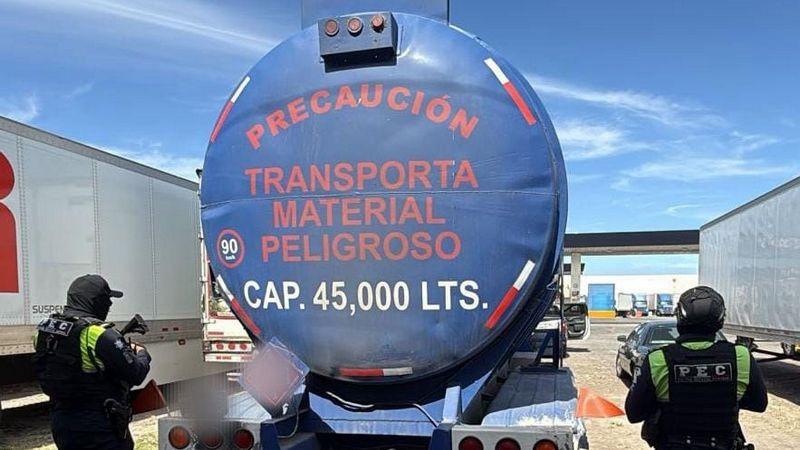 Asegura Policía Estatal de Caminos remolque con 45 mil litros de combustible en Celaya, Guanajuato 