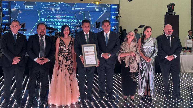 Entregan reconocimientos al Mérito Empresarial en San Juan del Río, Querétaro 