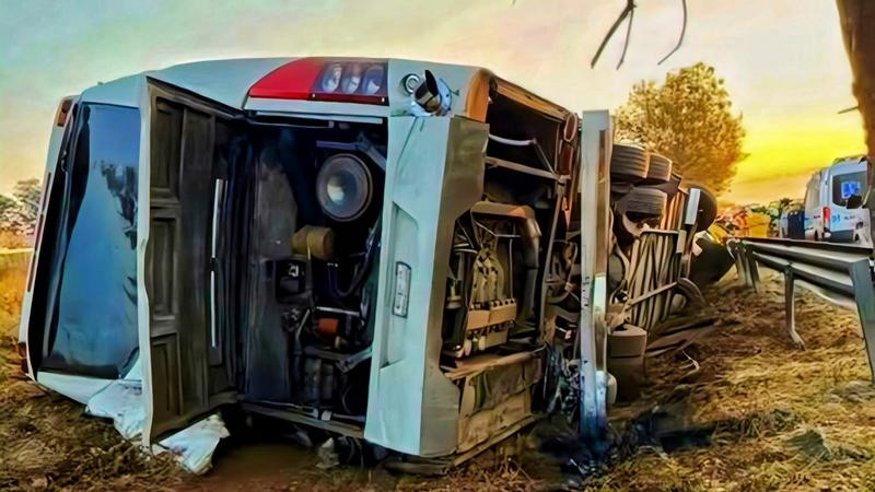 Inician investigación por volcadura de autobús en Tiripetío; 7 personas murieron y 19 resultaron heridas 