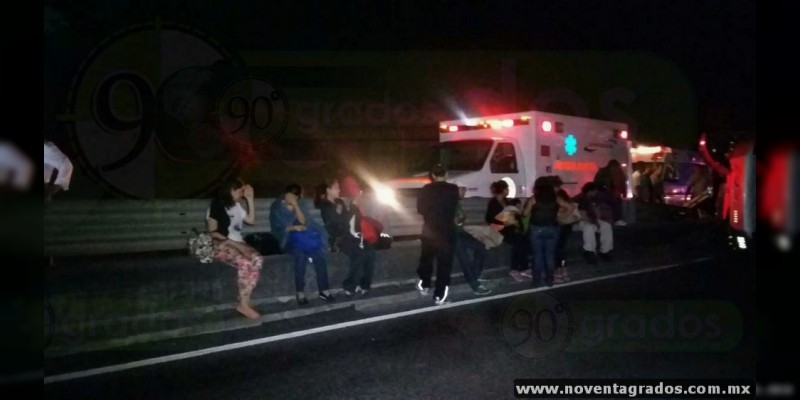 Choque entre tráiler y autobús en la Autopista del Sol deja seis personas lesionadas - Foto 0 