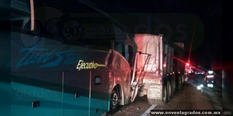 Choque entre tráiler y autobús en la Autopista del Sol deja seis personas lesionadas - Foto 2 
