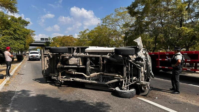 Volcadura sobre Paseo de la República en Querétaro 