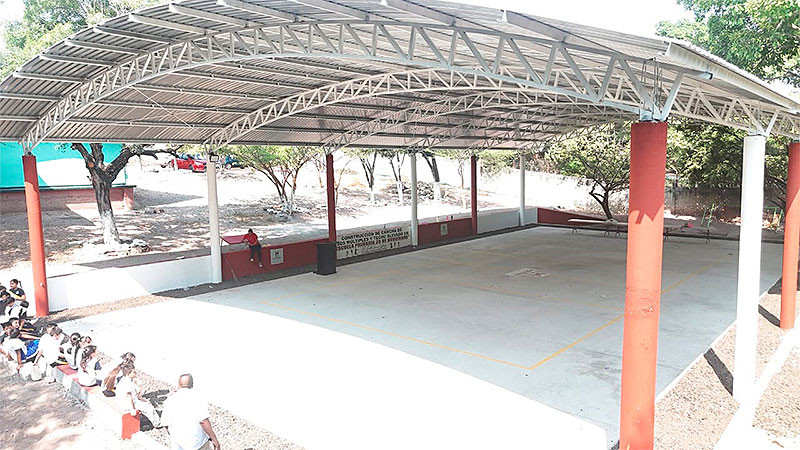 Benefician a la escuela "20 de noviembre" con una techumbre y una cancha de usos múltiples en Huetamo, Michoacán  
