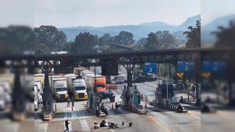 Michoacán al límite por manifestaciones de campesinos y transportistas: Gobernador señala a Alcaldes como instigadores y suman 13 los bloqueos carreteros 