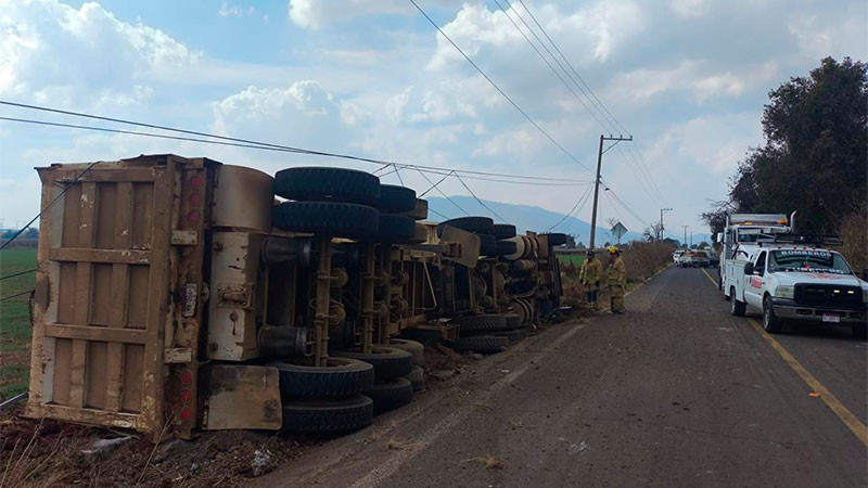 Vuelca tráiler en Purépero, Michoacán; solo hubo daños materiales  