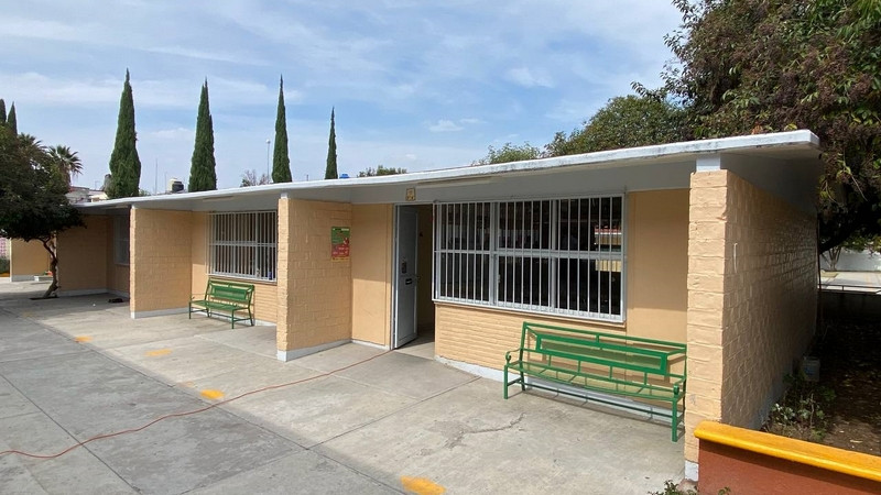 Entrega titular del Instituto de Infraestructura Física Educativa de Querétaro obras educativas en Cadereyta 