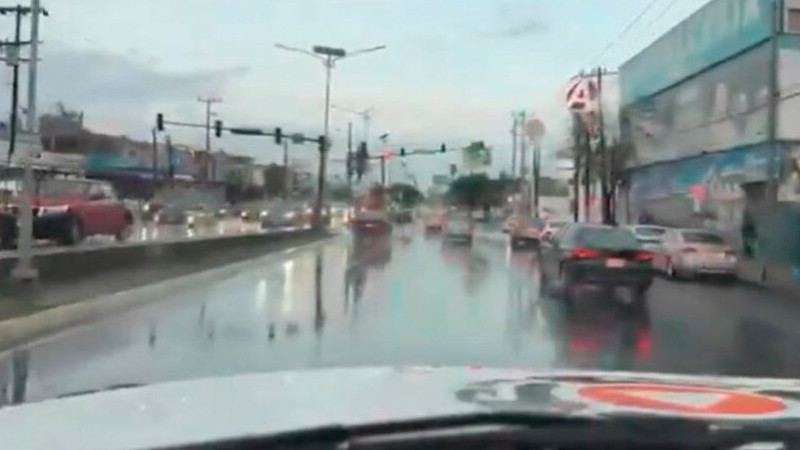 Lluvias provocan cierres de avenidas en Nuevo León 