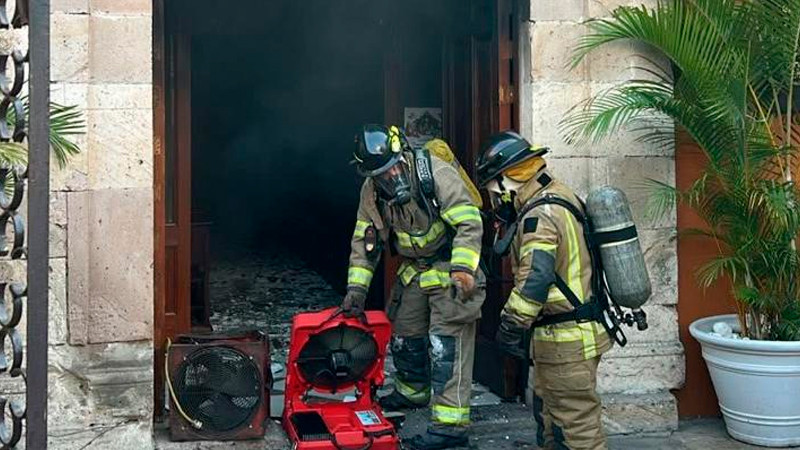 Bomberos de Morelia, Michoacán combaten incendio en templo de la Sagrada Familia 