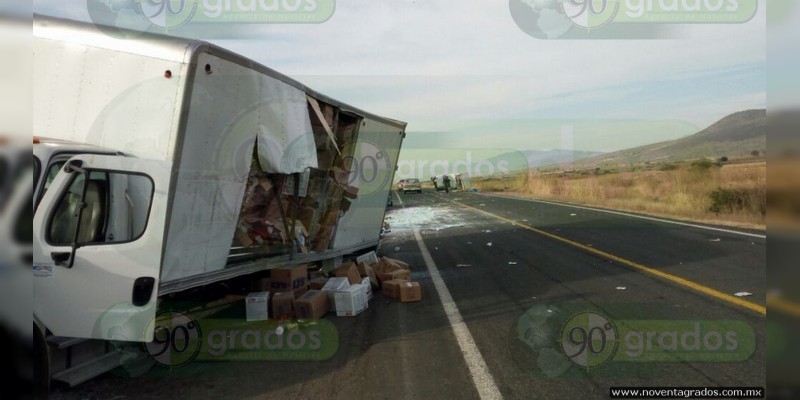 Choque entre vehículos comerciales deja dos heridos y daños materiales - Foto 0 