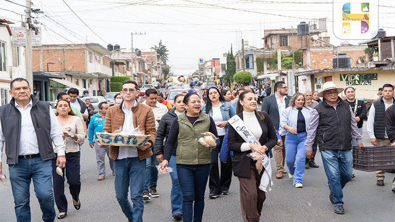 Jeovana Alcántar, encabezó la Caravana de la Feria del Pan que organiza el Ayuntamiento y productores panaderos de Ciudad Hidalgo, Michoacán 