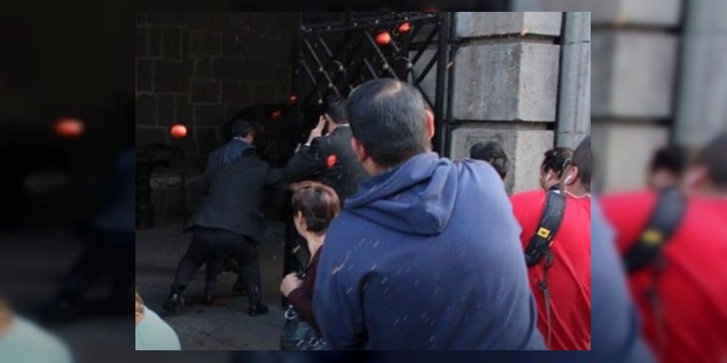 CDMX: A jitomatazos, atacan al coordinador de diputados del PRI, César Camacho - Foto 0 