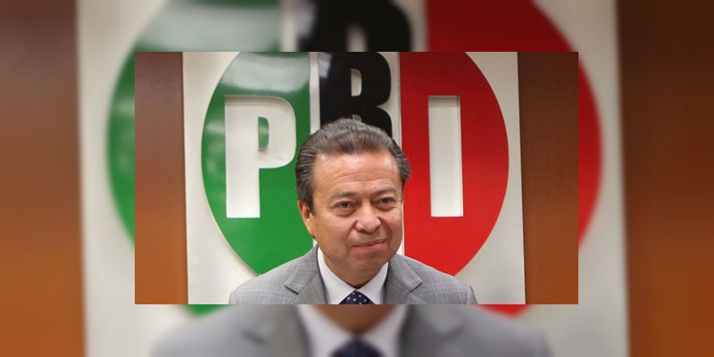 CDMX: A jitomatazos, atacan al coordinador de diputados del PRI, César Camacho - Foto 1 