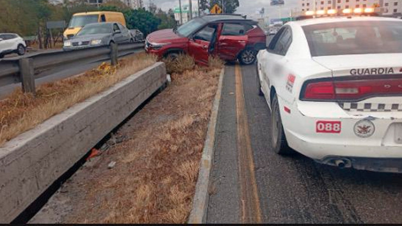 Pierde el control y choca contra la barra de contención en la Autopista 57 