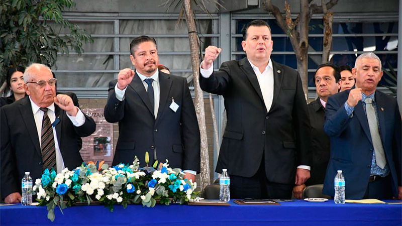 A no dejar de soñar, vivir sin prisas y tener hambre de sentido y justicia, llama Memo Valencia a alumnos de la Secundaria Técnica 65 