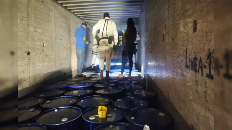 Golpe fulminante en la carretera Uruapan–Taretan, Michoacán: Aseguran tráiler cargado con varias toneladas de químicos para laboratorios 