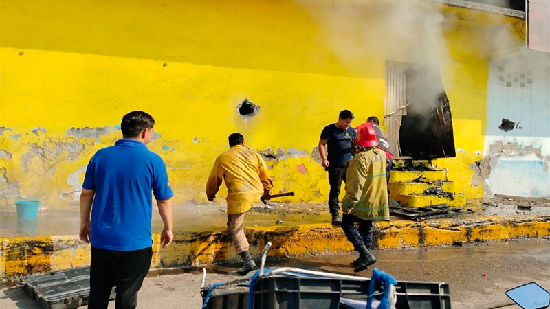 En Apatzingán, Michoacán: Menores ocasionan incendio al jugar con cohetes en la colonia Babilonia 