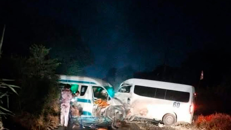 Chocan camionetas del servicio público en Lázaro Cárdenas, Michoacán; hay tres muertos y varios heridos 