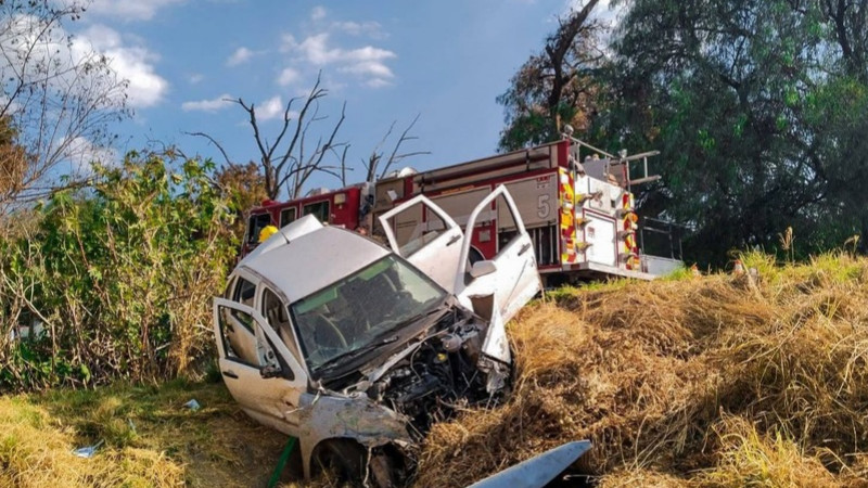 Tres lesionados en salida de camino y volcadura en Querétaro  