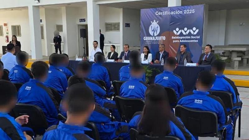 Entregan certificados educativos y laborales a adolescentes en proceso de reintegración en Guanajuato  