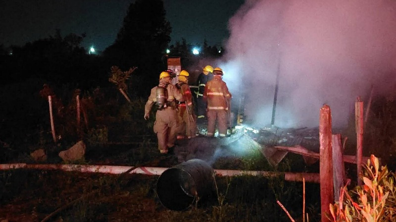 Humilde vivienda es consumida por el fuego en Uruapan, Michoacán 
