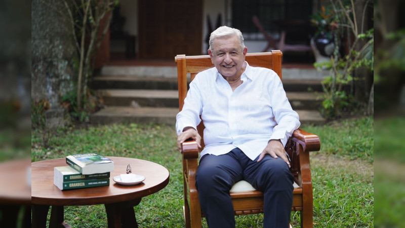 AMLO reaparece con “Grandeza”: el libro que busca reescribir la identidad cultural de México 