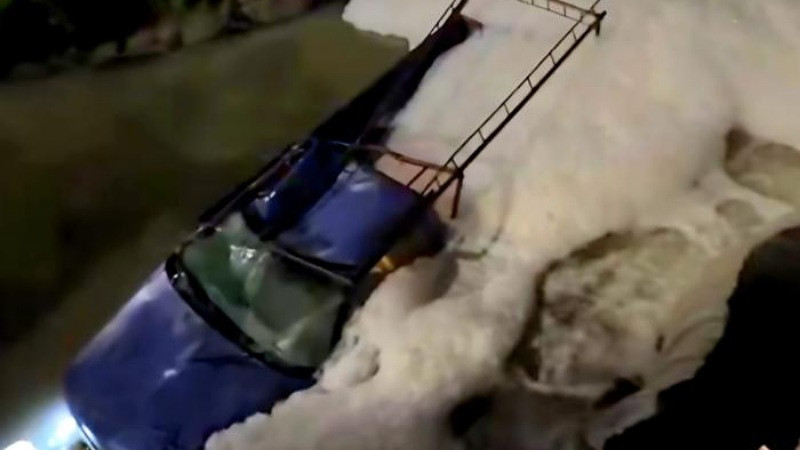 Cae con su vehículo en un río de Uruapan, Michoacán, resulta herido 