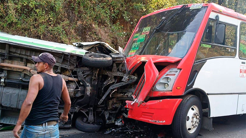 Fuerte choque deja 2 personas fallecidas y al menos 17 heridos en la carretera Santiago-Chalma en el Estado de México 