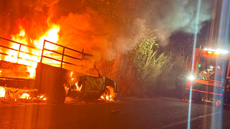 Se incendia camioneta en Tacámbaro, Michoacán 