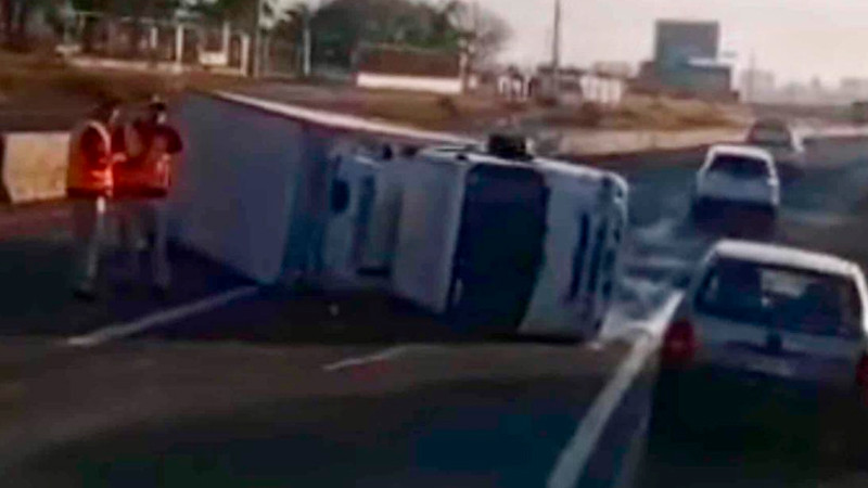 Se registra choque-volcadura en la Morelia-Salamanca 