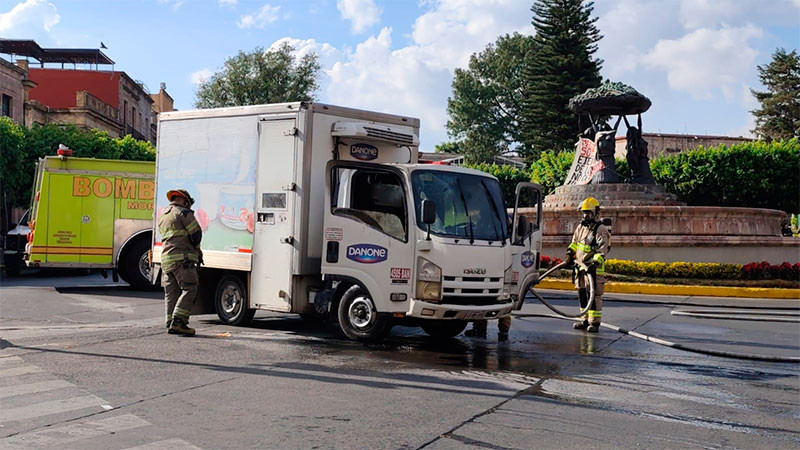 Normalistas prenden fuego a camioneta frente a Las Tarascas en Morelia, Michoacán  
