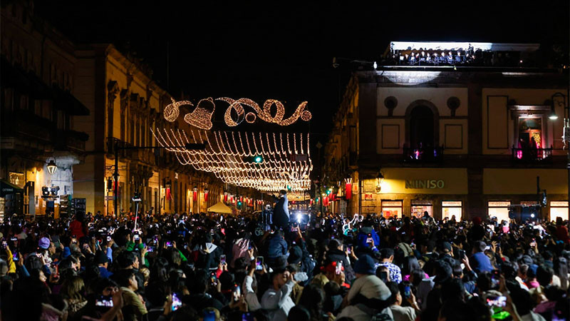 Alfonso Martínez hace brillar Morelia con Encendido Navideño 'Luces por la Paz'  