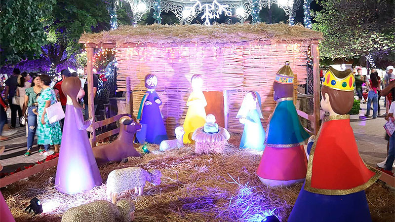 Se ilumina Huetamo, Michoacán con el encendido Navideño 