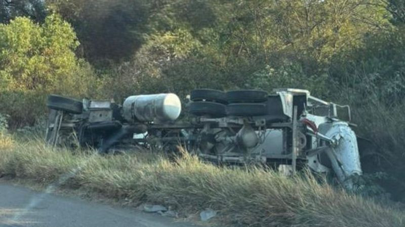 Sale del camino y vuelca revolvedora en el libramiento Norponiente de Querétaro 