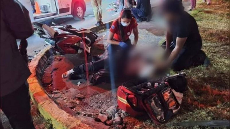 Choque de motocicletas deja dos heridos en Uruapan, Michoacán