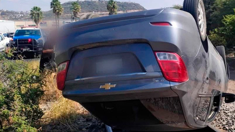 Automóvil se vuelca sobre circuito Cerro del Tambor en Querétaro capital 