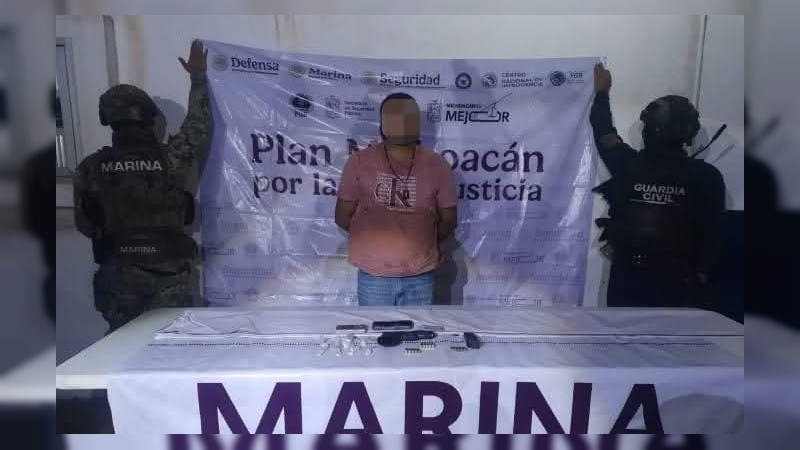 Aseguran a conductor armado durante operativo naval en Lázaro Cárdenas, Michoacán  