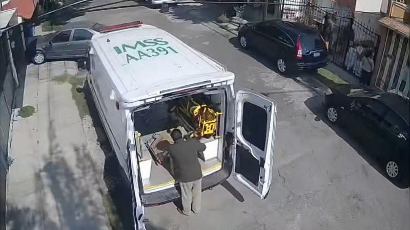 Indignación en Edomex: usan ambulancia del IMSS–Bienestar para cargar loseta 