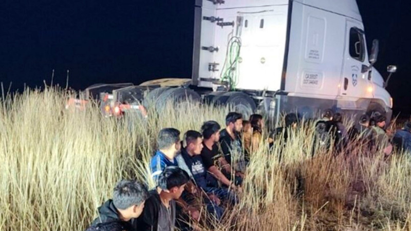 En Texas, encuentran a 23 migrantes escondidos en cabina de un camión 